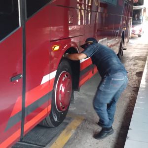 Dishub Magetan melaksanakan Inspeksi Keselamatan Armada Bus Penjemput Jamaah Haji